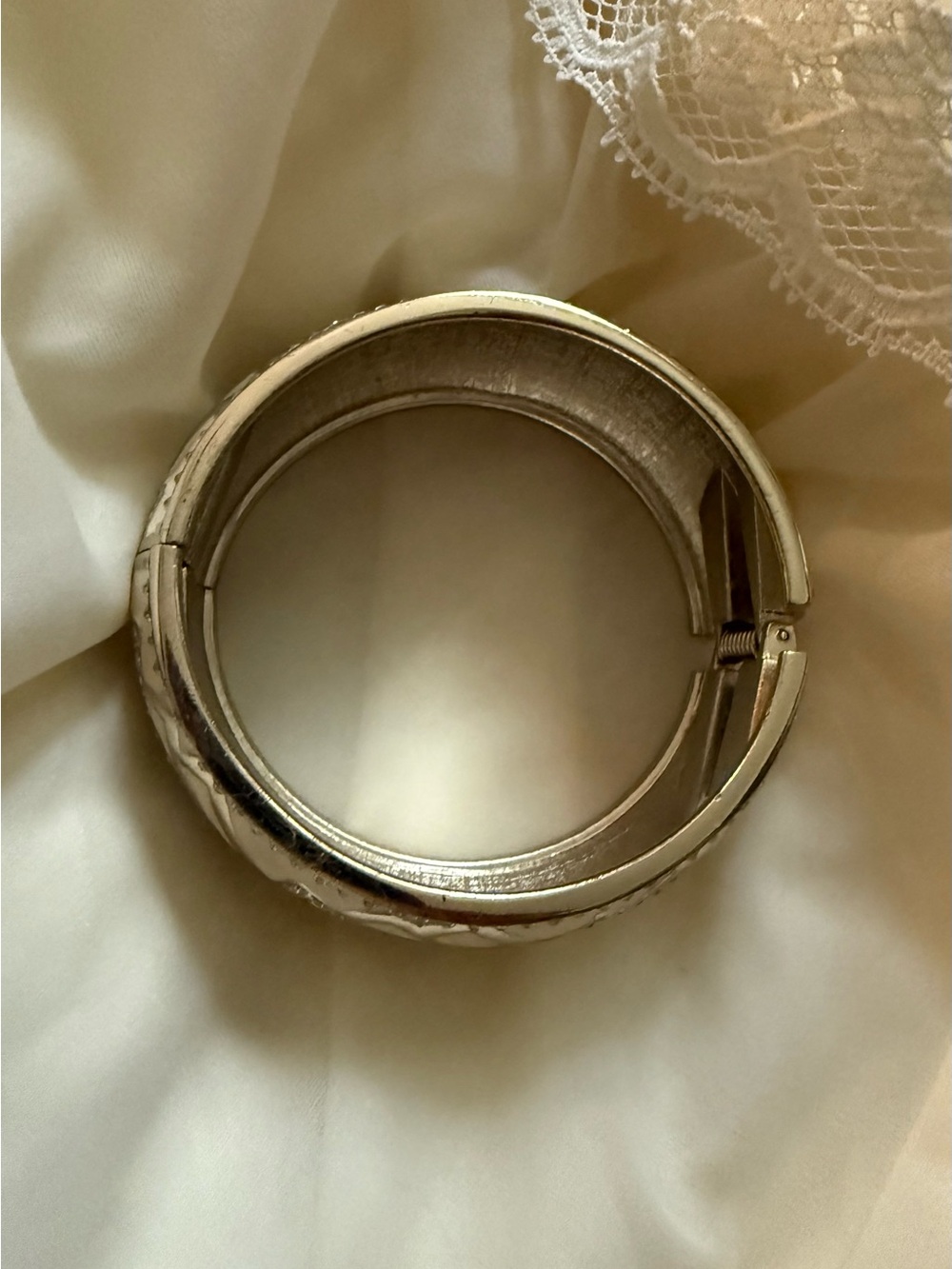 VTG SEQUIN Cream Gold Rhinestone Crystal Bangle Bracelet 1990s w Clamper Closure - Picture 4 of 9